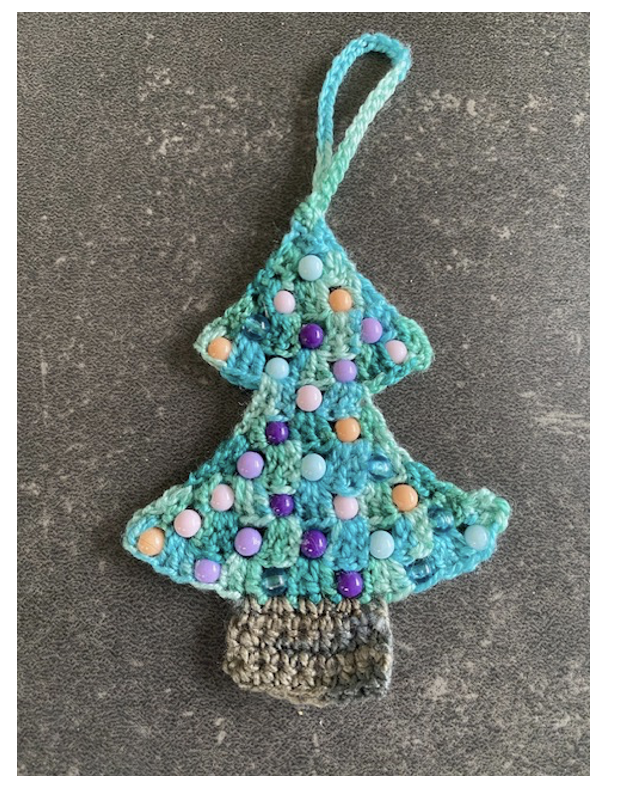 Gratis haakpatroon Kerstboom met Kerstballen (11cm) G5